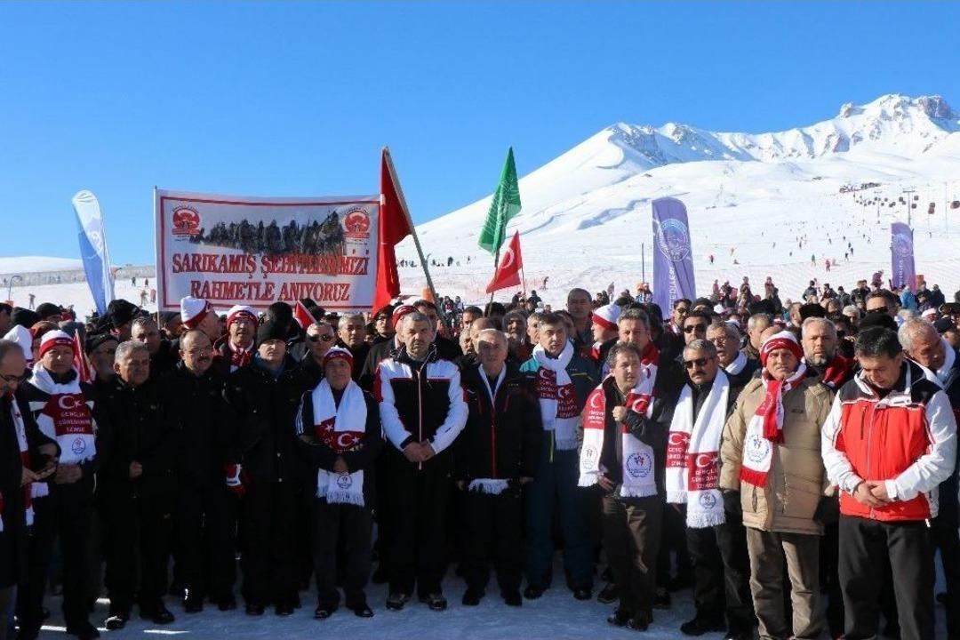 Kar &Uuml;st&uuml;nde Yatan &Ouml;ğrencileri G&ouml;ren Herkes Cep Telefonuna Sarıldı