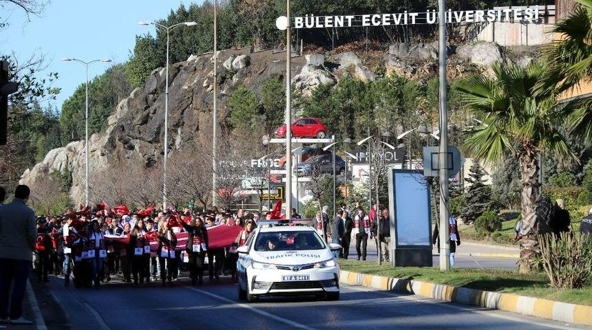 Zonguldak&rsquo;ta Bin Kişi Sarıkamış Şehitleri İ&ccedil;in Y&uuml;r&uuml;d&uuml;