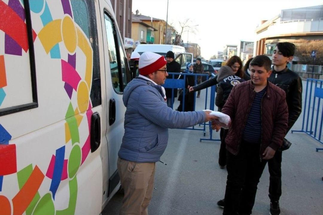 Vefakar Gen&ccedil;lik Fedakar Ecdadı İ&ccedil;in Y&uuml;r&uuml;d&uuml;