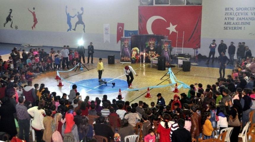 Akçakale’de İlk Defa Düzenlenen Sirk Gösterisine Çocuklardan Yoğun İlgi