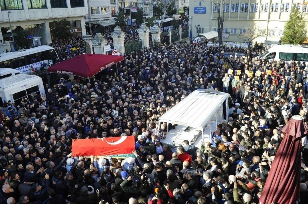 Sanat&ccedil;ılar M&uuml;nir &Ouml;zkul&rsquo;u Son Yolculuğunda Yalnız Bırakmadı