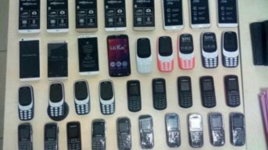 Van’da 36 Adet Kaçak Cep Telefonu Ele Geçirildi