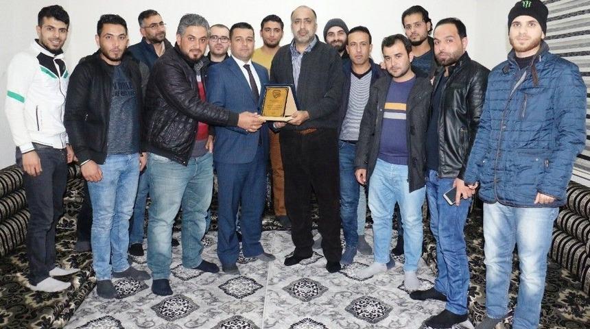 Suriyelilerden Akçakale Belediyesine Teşekkür Plaketi