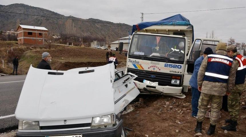 Sivas&rsquo;ta Kamyon İle Otomobil &Ccedil;arpıştı: 1 &Ouml;l&uuml;, 1 Yaralı