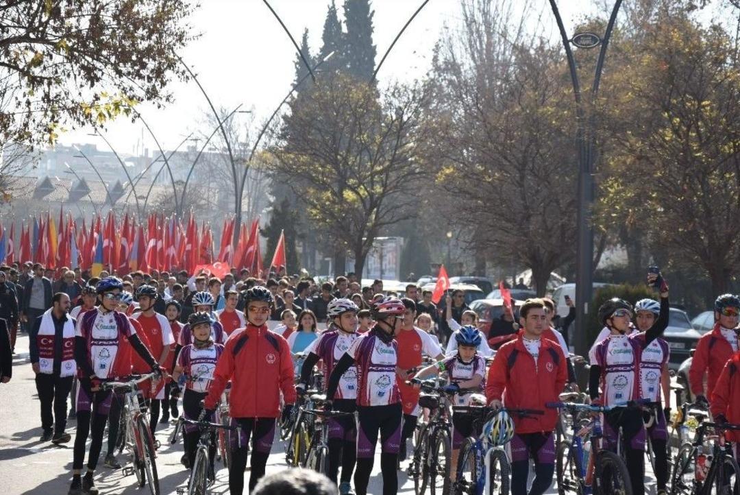 Gaziantep&rsquo;te Binlerce Kişi Karkamış Şehitleri İ&ccedil;in Y&uuml;r&uuml;d&uuml;