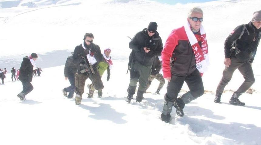 Hakkarililer Sarıkamış Şehitleri İ&ccedil;in Y&uuml;r&uuml;d&uuml;