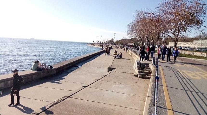 Sıcak Havayı Fırsat Bilen İstanbullular Park Ve Sahillere Akın Etti