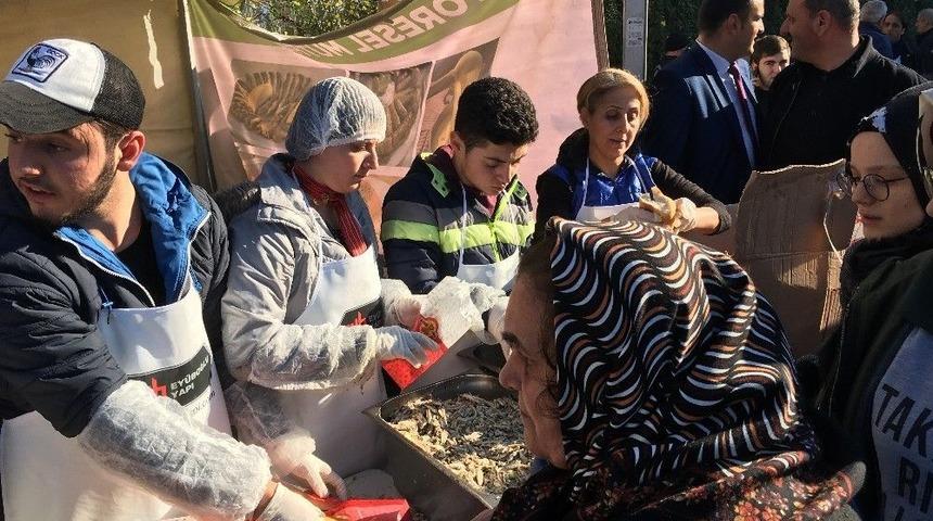 &Uuml;mraniye&rsquo;de 100 Bin Kişiye Hamsi Dağıtıldı