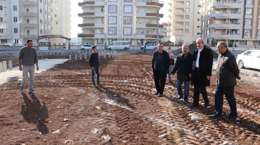 Başkan Demirkol, Karşıyaka&rsquo;daki Park Yapım &Ccedil;alışmasını İnceledi
