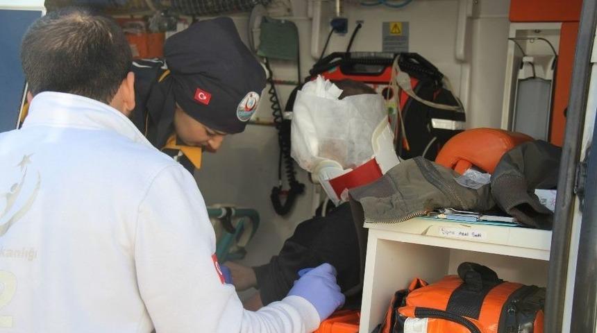 Virajı Alamayan Cip Otomobille Kafa Kafaya &Ccedil;arpıştı: 5 Yaralı