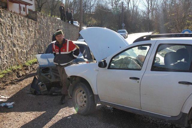 Virajı Alamayan Cip Otomobille Kafa Kafaya Çarpıştı: 5 Yaralı