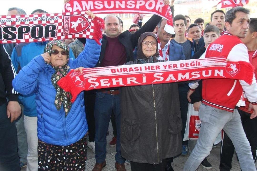 Samsunsporlular Takımları İ&ccedil;in Meydana Akın Etti