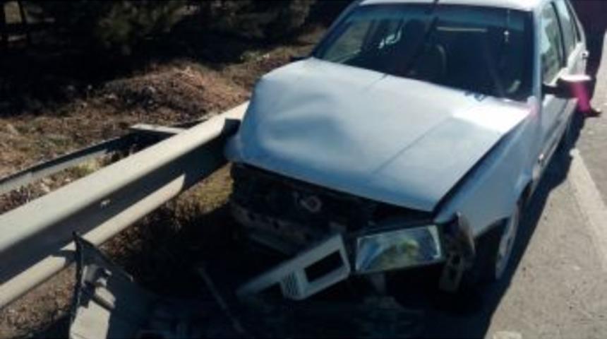 Şanlıurfa&rsquo;da Otomobil Bariyerlere &Ccedil;arptı: 2&rsquo;si &Ccedil;ocuk, 3 Yaralı