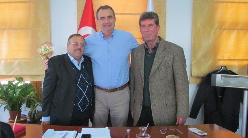 Ayvalık Atakad-der&rsquo;den Kaymakam G&ouml;rg&uuml;l&uuml;aslan Ve Başkan Gen&ccedil;er&rsquo;e Nazik Ziyaret