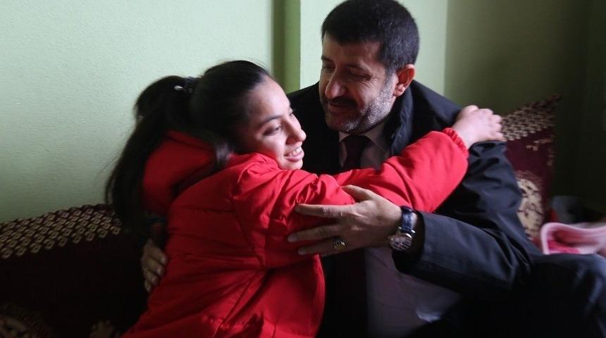 Engelli Kızın Cep Telefonu Sevinci