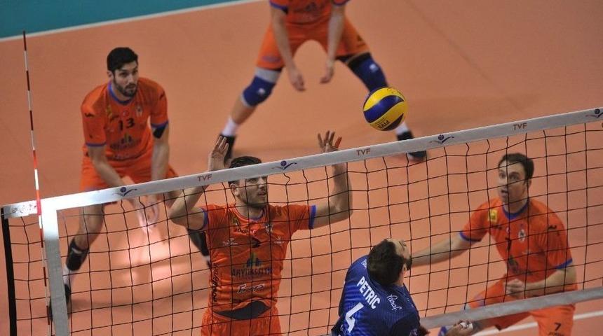 Voleybol Efeler Ligi: İnegöl Belediyespor: - Halkbank: 3