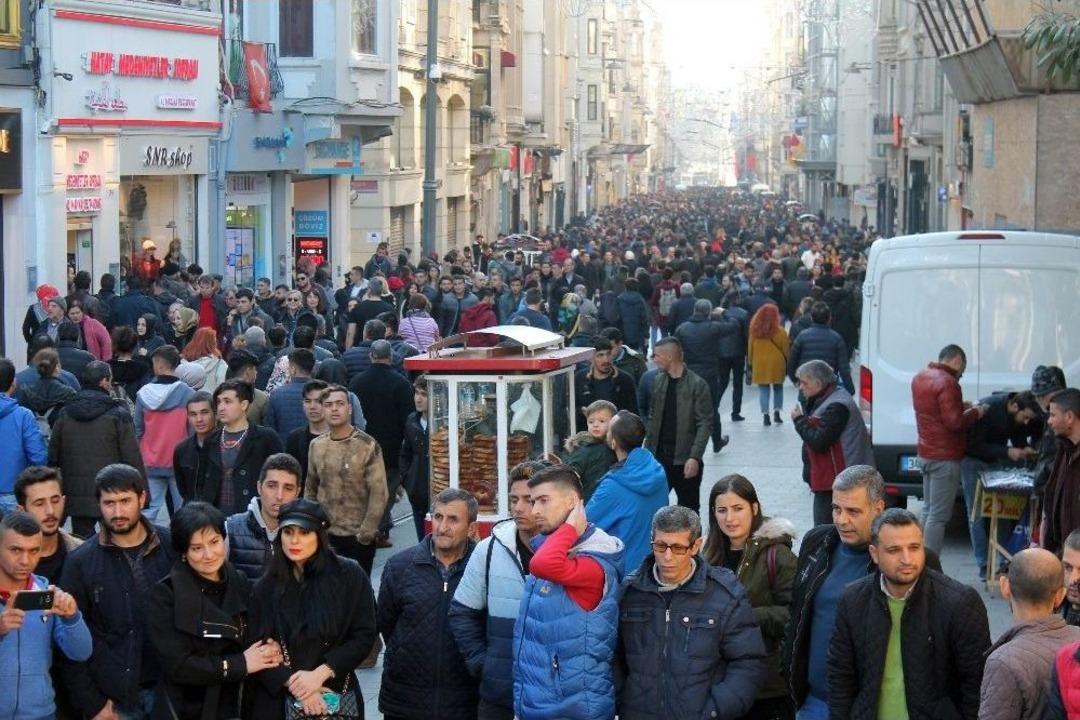 Havanın G&uuml;zelliğini Fırsat Bilen Vatandaşlar Taksim Meydanı&rsquo;na Akın Etti