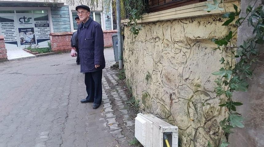 Yol Kenarına Yapılan Doğalgaz Kutusuna, Ara&ccedil; &Ccedil;arptı