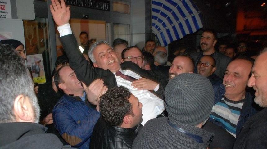 Se&ccedil;imi 1 Oyla Kazanan Başkan Omuzlarda Taşındı