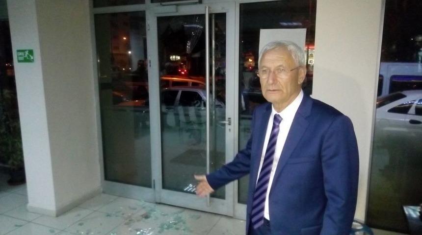 İzmir Şof&ouml;rler Odası&rsquo;na Taşlı Saldırı