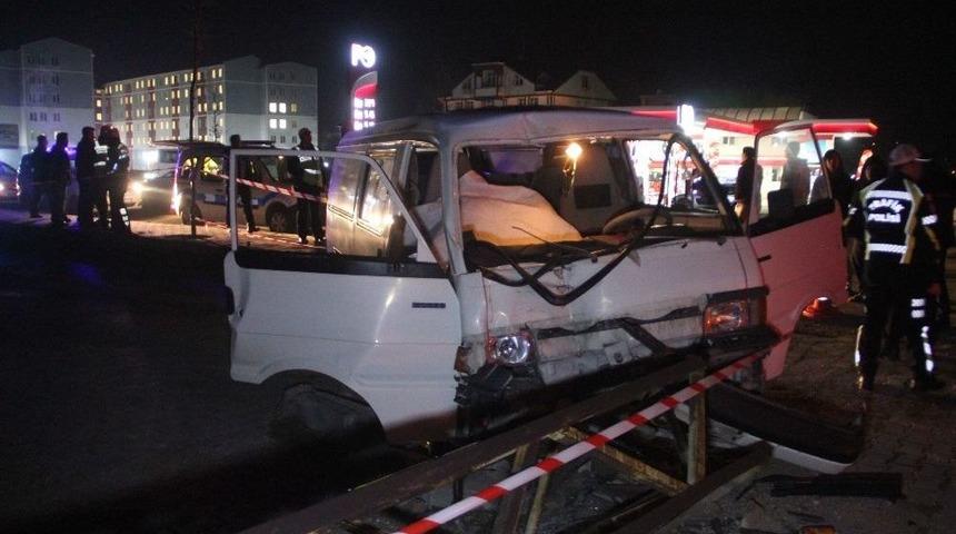 Bolu&rsquo;da Otomobil Elektrik Direğine &Ccedil;arptı: 1 &Ouml;l&uuml;, 1 Yaralı