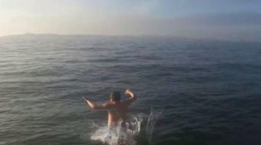 (özel) İstanbul’da Bir Vatandaş Ocak Ayında Denize Girdi