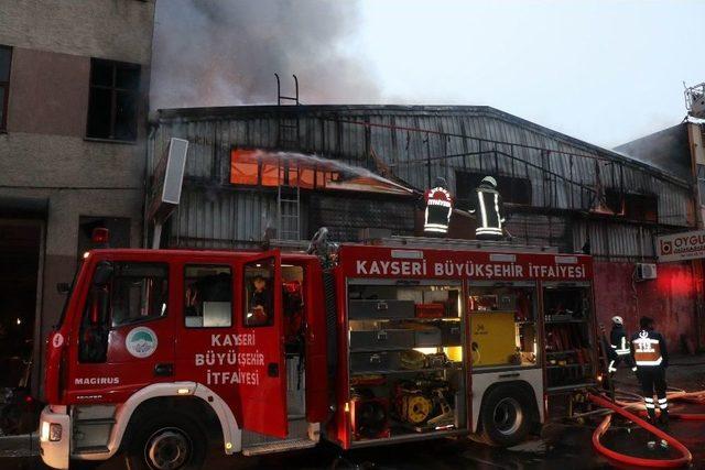 Kayseri’de Baza Ve Yatak İmalathanesinde Yangın