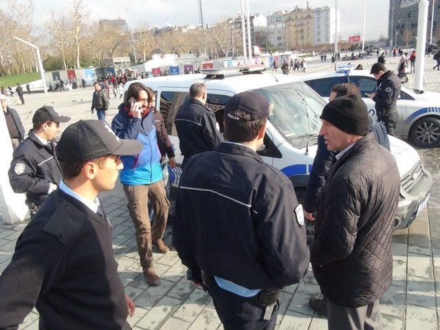 (özel) Taksim’de Genç Adam Benzin Döküp Kendini Yakmaya Çalıştı