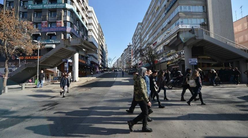 Meşrutiyet Caddesi&rsquo;ndeki 3 &Uuml;st Ge&ccedil;it Kaldırıldı