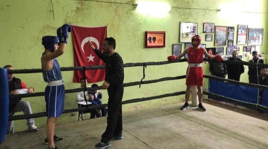 Adana&rsquo;da Boks İl Se&ccedil;melerine 70 Sporcu Katıldı