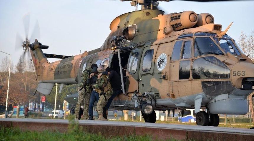 Uludağ&rsquo;da Mahsur Kalan 3 Kişiyi Askerler Hastaneye Omuzlarında Getirdi