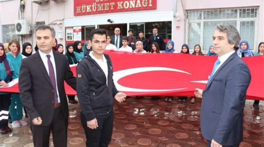 Öğrenciler Mektup Yazdı, Anıtkabir’den Dev Bayrak Gönderildi