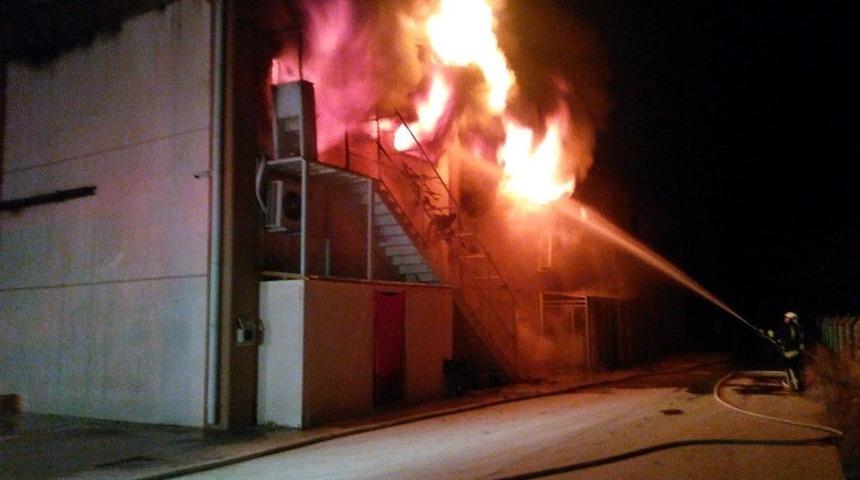 Dokuma Fabrikasında &Ccedil;ıkan Yangına 18 Ara&ccedil;, 40 Personel M&uuml;dahale Etti