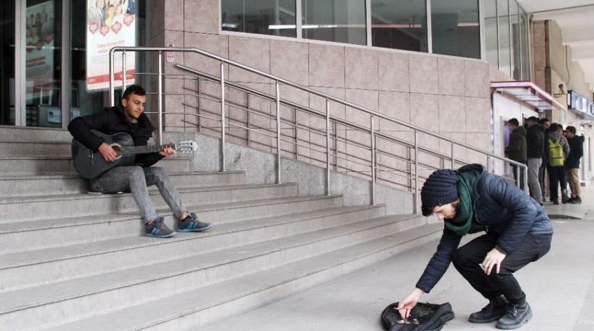 Okul Har&ccedil;lığını, Dondurucu Soğukta Gitar &Ccedil;alarak &Ccedil;ıkartıyor