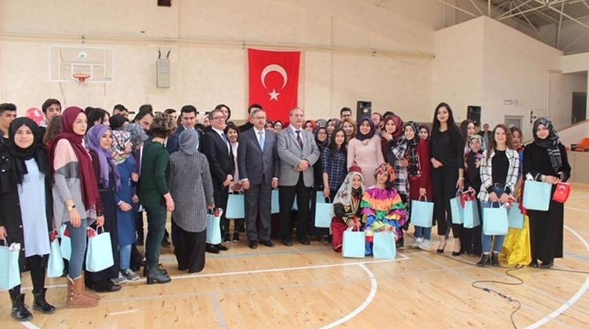 Sel&ccedil;uk &Ouml;ğrencilerinden, Engelli &Ouml;ğrencilere Kırtasiye Yardımı