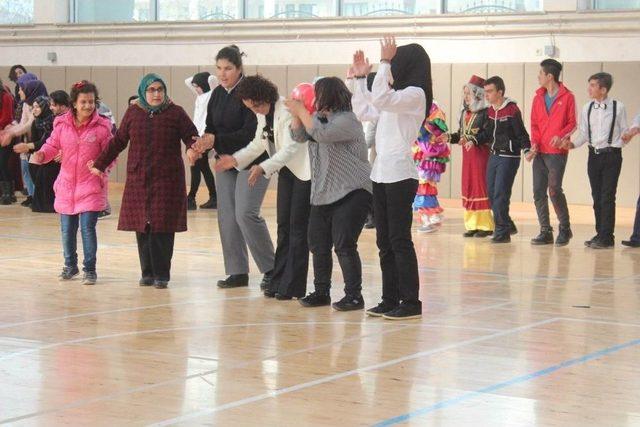 Selçuk Öğrencilerinden, Engelli Öğrencilere Kırtasiye Yardımı