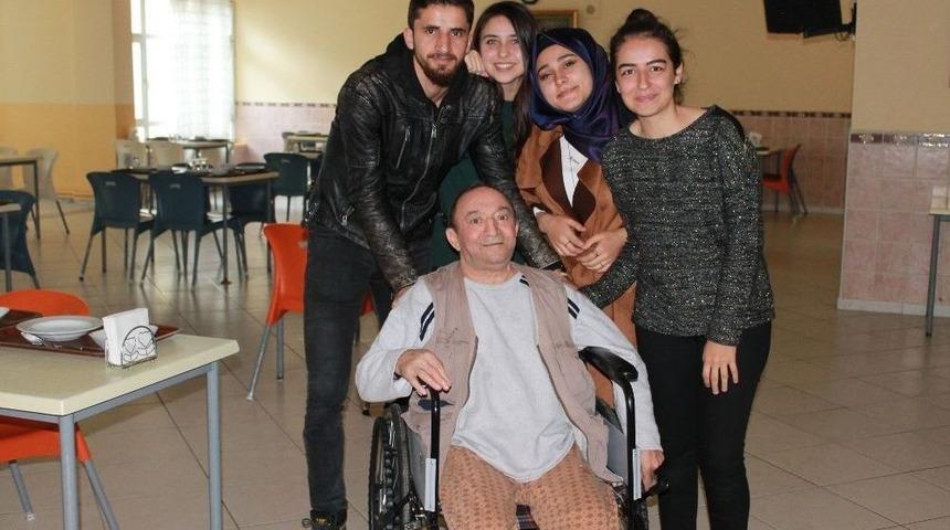 &Uuml;niversiteli Gen&ccedil;lerden Yaşlılara Vefa