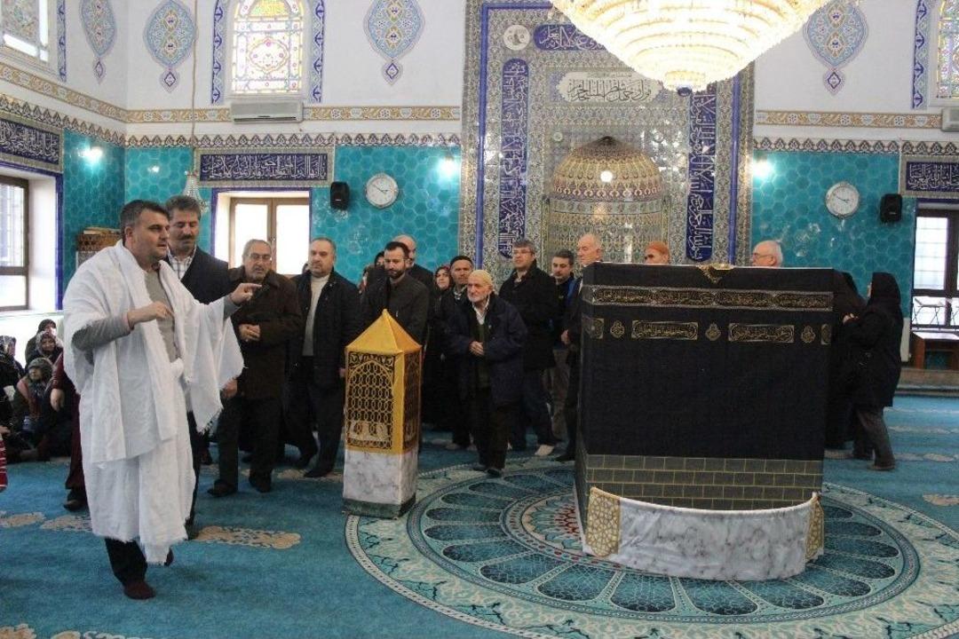 Umreye Gidecek Vatandaşlar Dev Kabe Maketinin &Ouml;n&uuml;nde Tavaf Yapıyor