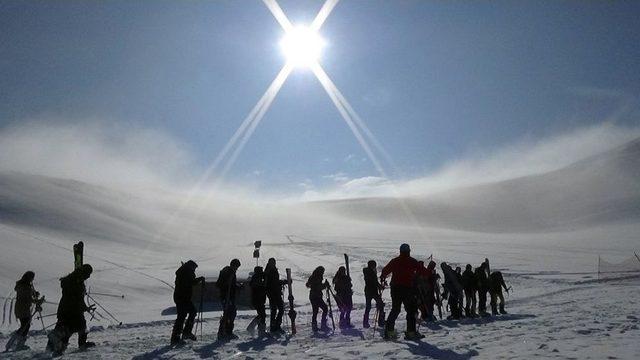 Hakkari Kayak Merkezi Cıvıl Cıvıl