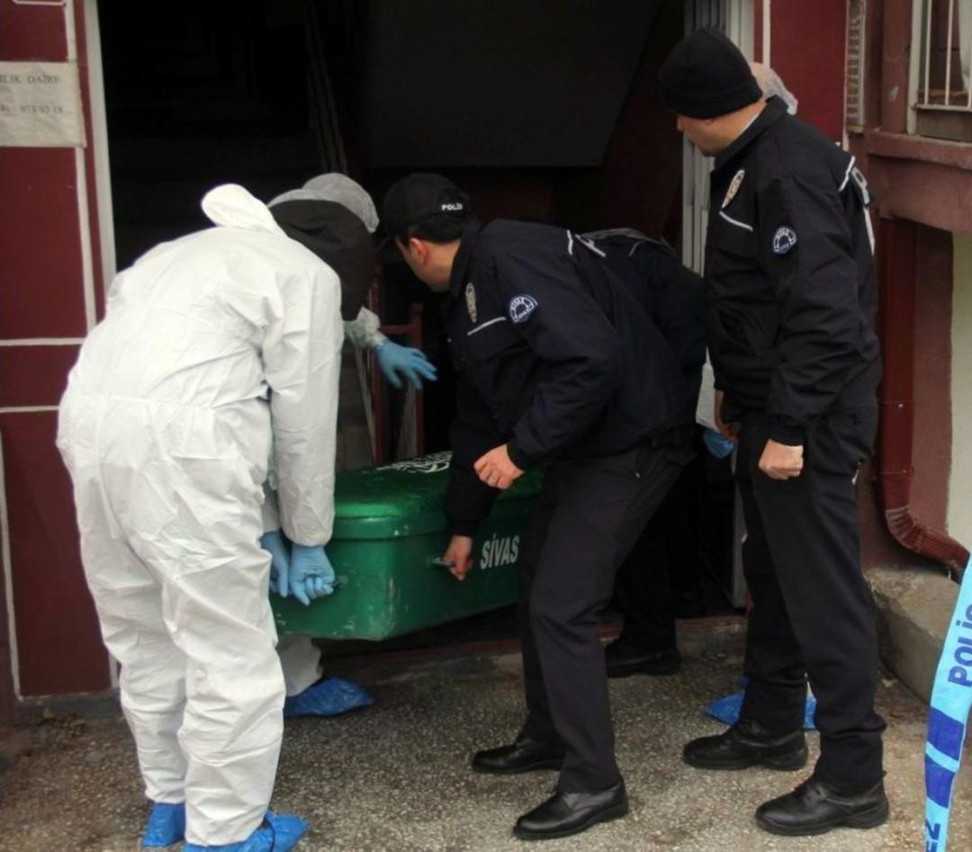 Evinde 10 Yerinden Bı&ccedil;aklanarak &Ouml;ld&uuml;r&uuml;ld&uuml;