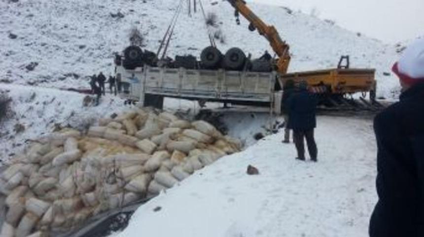 Sarıkamış&rsquo;ta Tır Şarampole Yuvarlandı