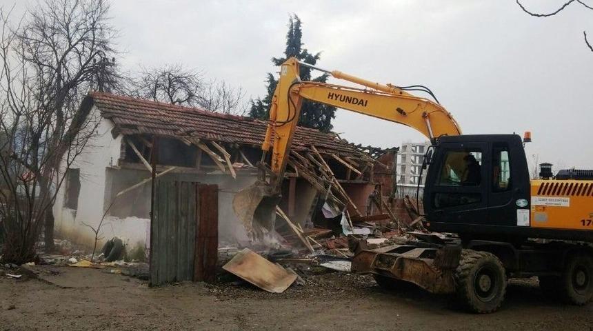 İzmit&rsquo;te Metruk Binalar Yıkılıyor