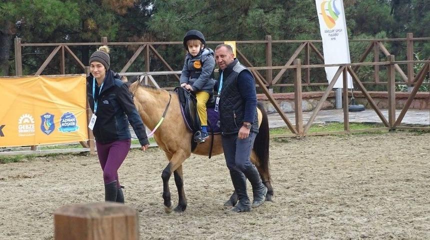 Gebzeli &Ccedil;ocuklar Binicilik Heyecanı Yaşadı
