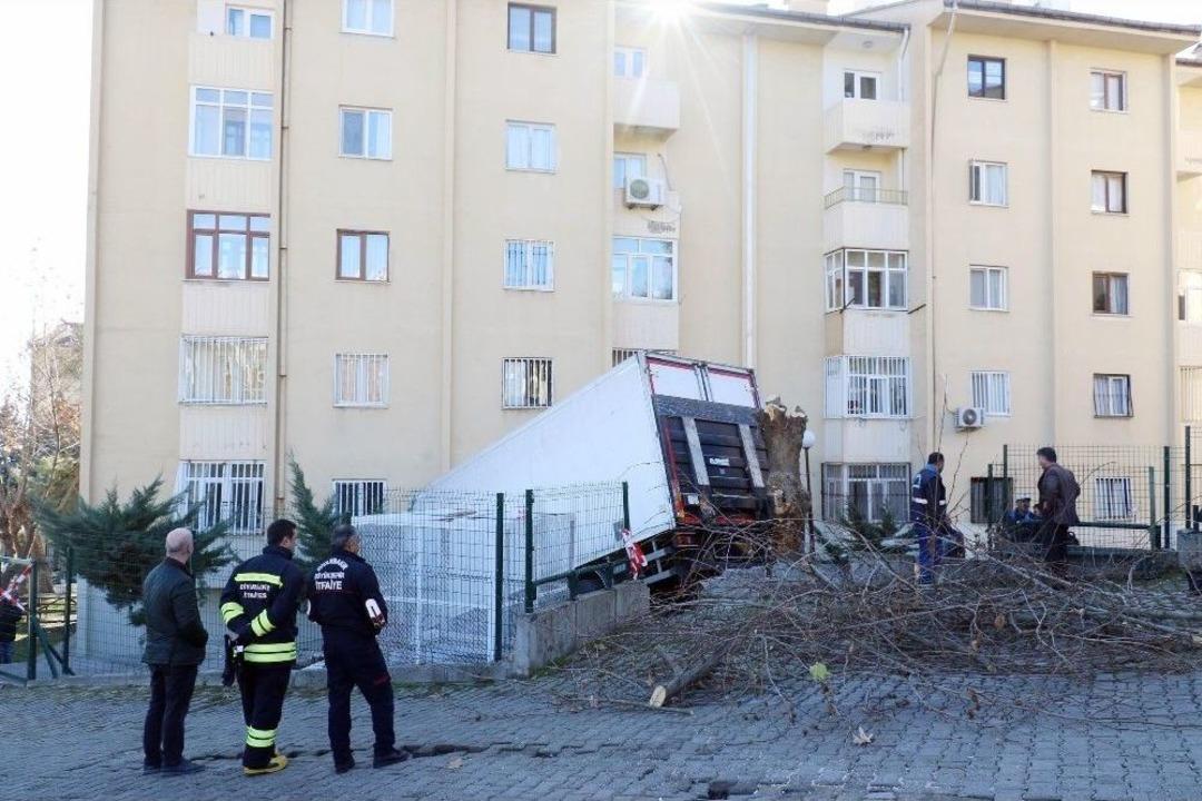 Freni Tutmayan Tır Bir Evi Bi&ccedil;ti