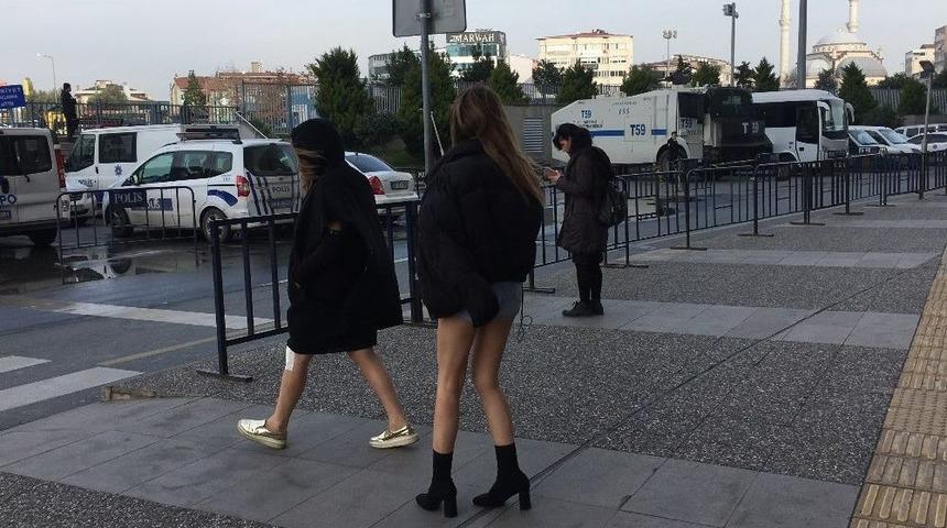 Oyuncu Feyza Civelek&rsquo;e Polise Mukavemet G&ouml;zaltısı