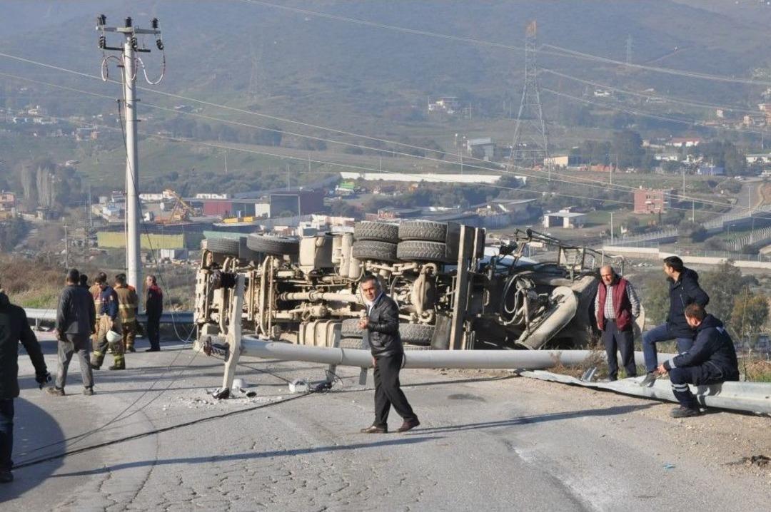 Virajı Alamayan Beton Mikseri Devrildi