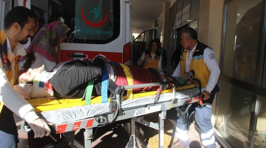 (&ouml;zel Haber) Otomobil Kucağında Bebeği Olan Anneye &Ccedil;arptı