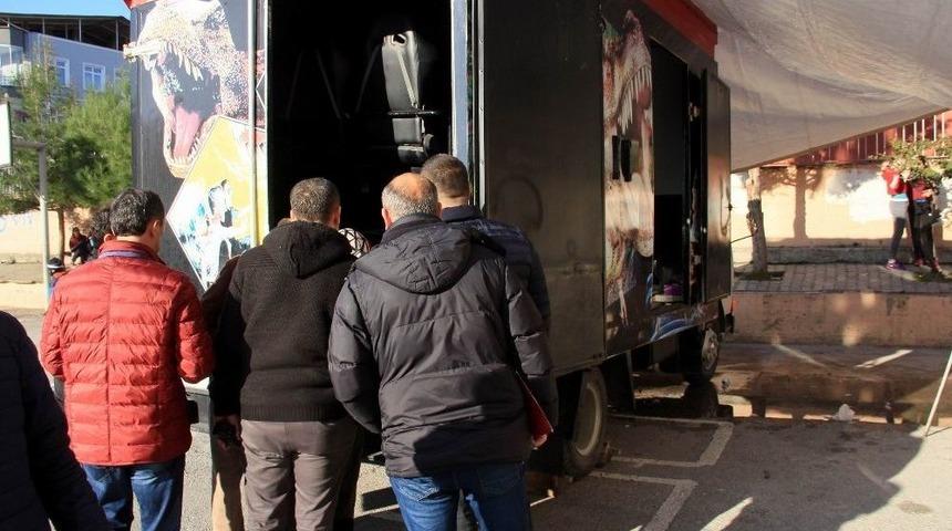 Gezici Sinema Kamyonundan Televizyon &Ccedil;alındı