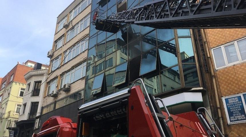 Karak&ouml;y&rsquo;de İş Merkezinde Yangın &Ccedil;ıktı