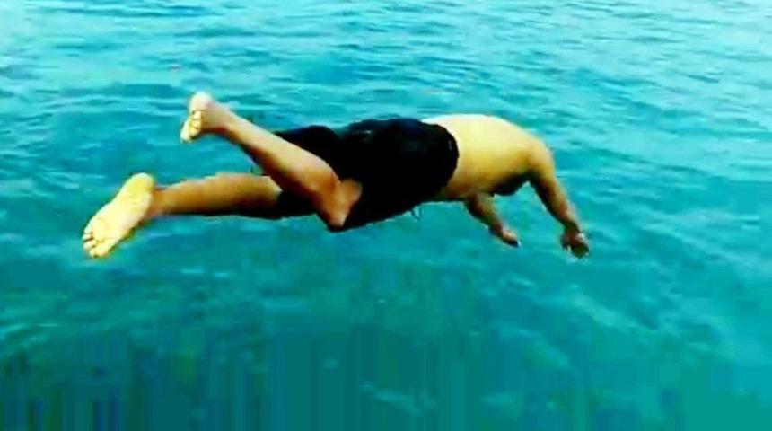 Okul M&uuml;d&uuml;r&uuml; "memleket İsterim" Şiirini Okuyarak Buz Gibi Havada Denize Atladı